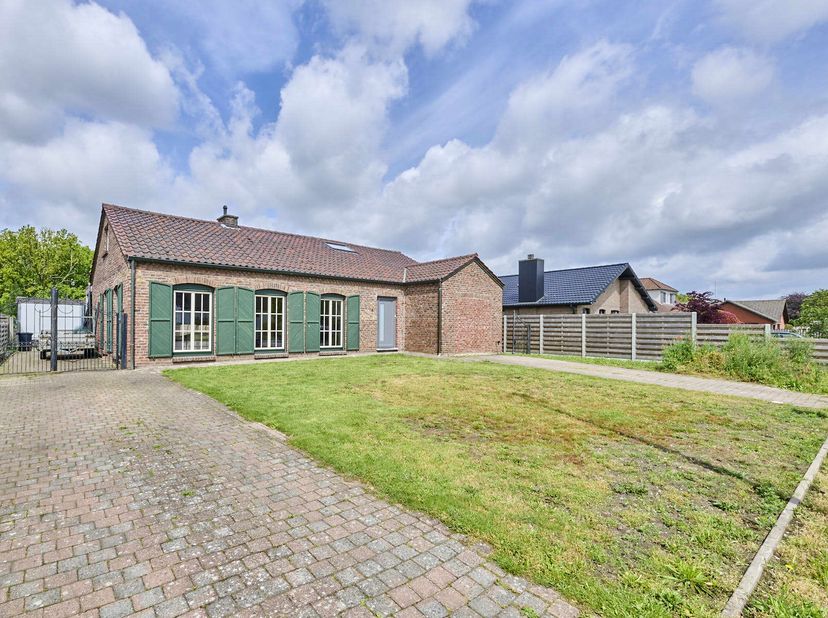 Deze instapklare gezinswoning is gelegen op een WEST gericht perceel van 9are met een prachtig groen uitzicht.<br />
De woning combineert ruimte, comf