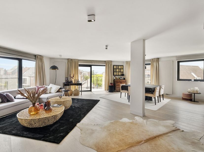 LUXE-APPARTEMENT van 260m2 + 17m2 terrassen! Op wandelafstand van het CENTRUM, STATION en SCHOLEN, WINKELS, en de KLINIEK. UNIEKE AFWERKING met ALLE L