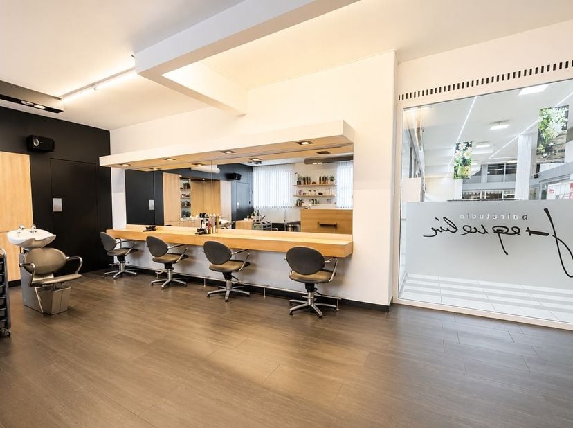 Deze mooie handelsruimte (volledig ingericht als kapperszaak) is gelegen in Shopping 3 midden in het bruisende centrum van Genk, evenwijdig met de hoo
