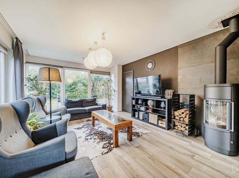 We Invest Sud-Luxembourg vous propose cette maison contemporaine 4 façades située à Martelange. Elle offre de beaux volumes avec une cohérence des esp