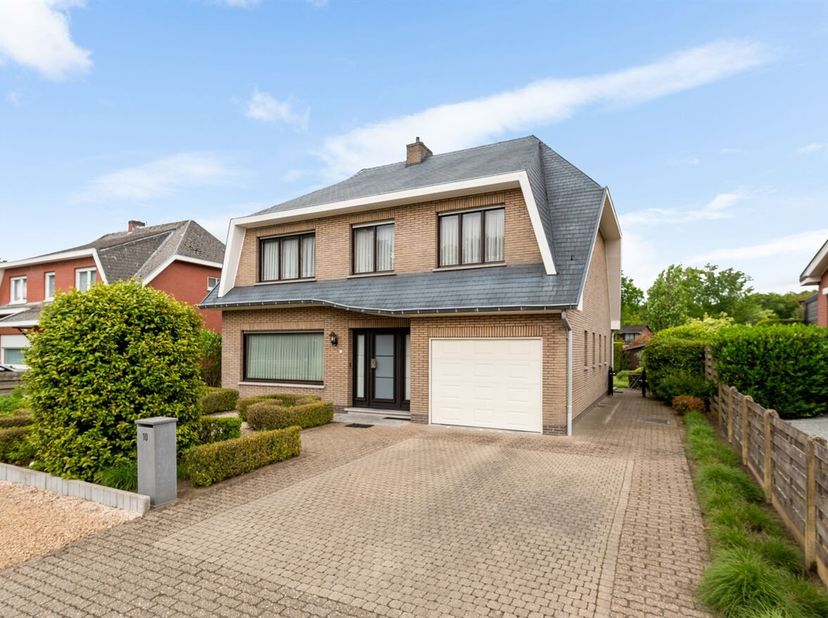 Locatie<br />
Deze woning is gelegen aan Bieshoeve 10 in Zoersel, in een rustige en groene woonomgeving. Dankzij de nabijheid van scholen is dit een i