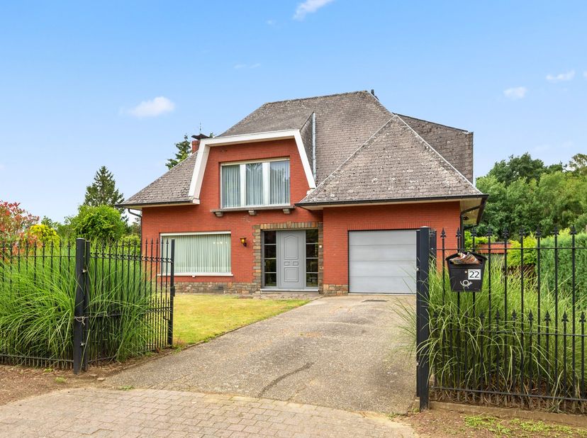 Bent u op zoek naar een woning met ruimte, een degelijke constructie en tal van mogelijkheden om volledig naar eigen smaak te renoveren? Dan is deze v