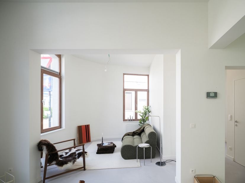 In een rustige straat nabij station Gent-Dampoort en op wandelafstand van het historisch centrum van Gent bevindt zich deze prachtig vernieuwde woning