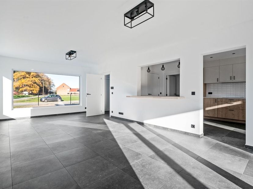 Deze jaren 70 woning werd volledig gestript en heropgebouwd tot een hedendaagse gezinswoning met het comfort van nieuwbouw. Structuur, technieken en a