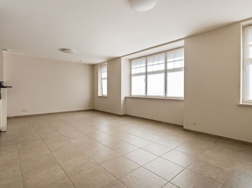 Instapklaar appartement met terras in Centrum Geel<br />
Op zoek naar een comfortabel en lichtrijk appartement op een uitstekende locatie in Geel? Dit