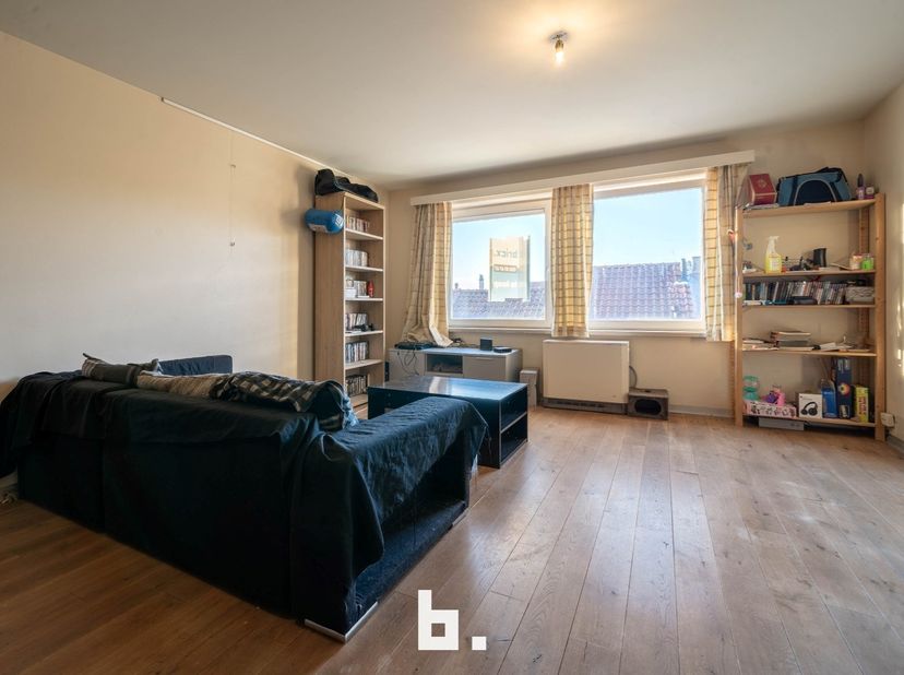 Dit duplex appartement is centraal gelegen in een rustige zijstraat van de Langestraat, net buiten het kloppend hart van centrum Brugge. De indeling i
