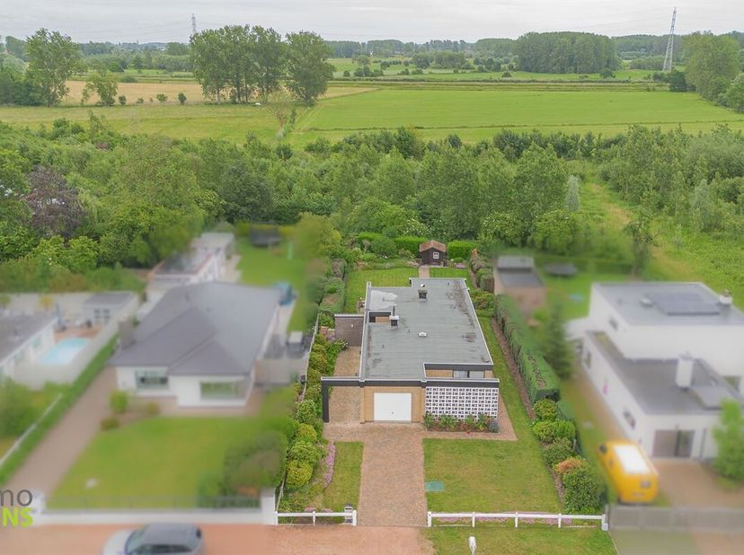 Te renoveren bungalow met garage en tuin in het rustige, groene omgeving Mespelare. Bent u op zoek naar een woning met potentieel op een uitstekende l