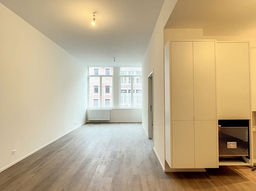 En première occupation, bel appartement PMR 1 chambre de +/- 79,90 m²  situé au 1er étage d’un immeuble entièrement rénové et qui offre à ses résident