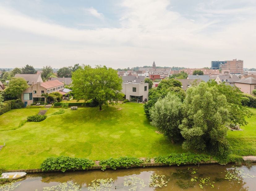 Ligging<br />
Deze uitzonderlijke villa bevindt zich op een prachtige locatie in Astene, waar rust, natuur en architectuur perfect samenkomen. De woni
