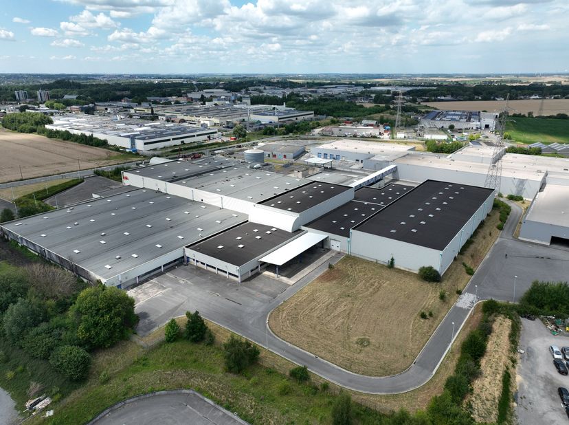 Bent u op zoek naar een uitstekend gelegen magazijn in het hart van Wallonië? Deze logistieke site in Fleurus biedt maar liefst 21.958 m² opslagruimte