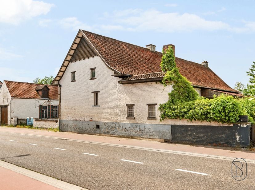 Te renoveren charmante hoeve met véél potentieel, gelegen op een ruim perceel van 2.577 m² in landelijk woongebied. Deze eigendom biedt tal van mogeli