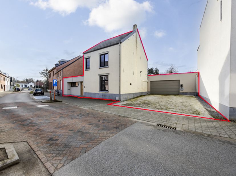 GERENOVEERDE WONING<br />
<br />
Recent gerenoveerde woning met ruime garage en parkeergelegenheid.