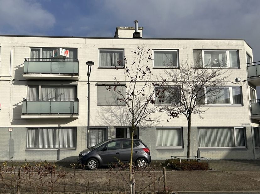 Dit appartement gelegen op de tweede verdieping is te bereiken via de trap/lift. <br />
Ben jij op zoek naar een appartement midden in het centrum van