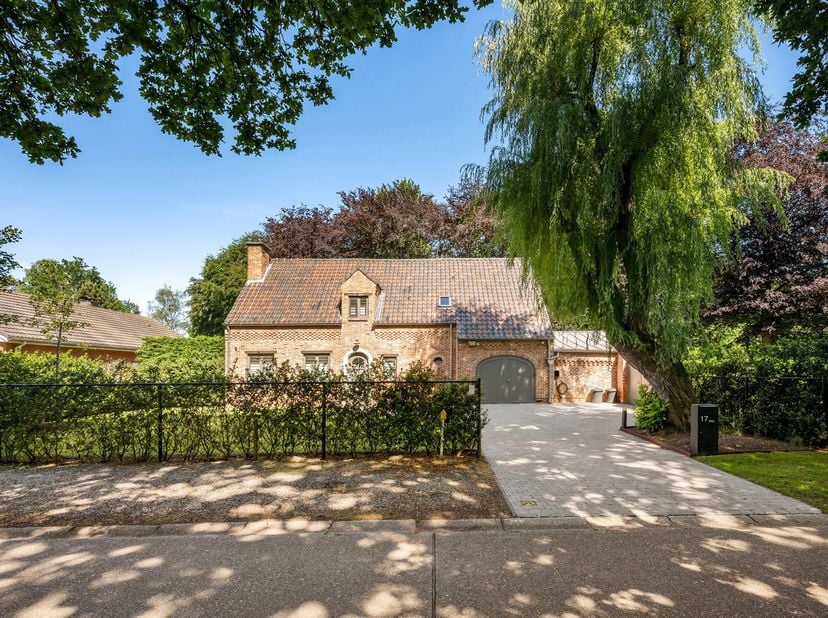 Instapklare tijdloze villa op rustige locatie te Schoten!<br />
Indeling<br />
Gelijkvloers:<br />
- Ruime Inkomhal met gastentoilet en vestiareruimte