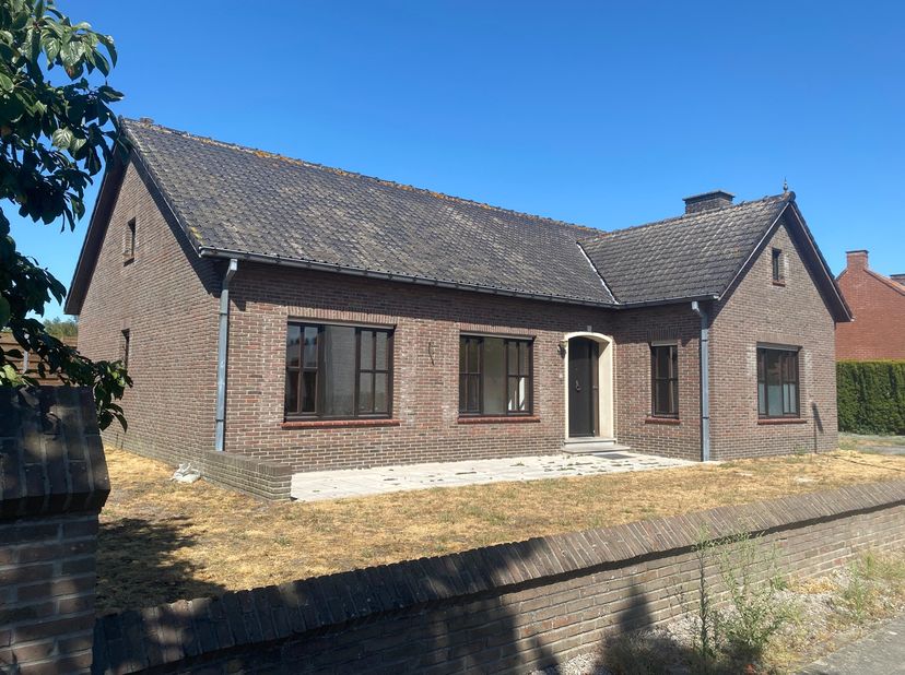 Op de grens van Sint-Laureins en Bentille, deelgemeente van Kaprijke, vinden we deze goed ingedeelde bungalow op een mooi perceel.&amp;nbsp;<br />
<br />