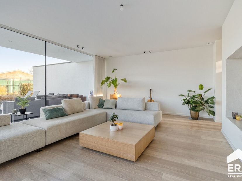 Lommel: moderne villa met openluchtzwembad, residentieel gelegen in het centrum.Bijzonderheden: Recente villa met hoogwaardige afwerkingRuime leefruim