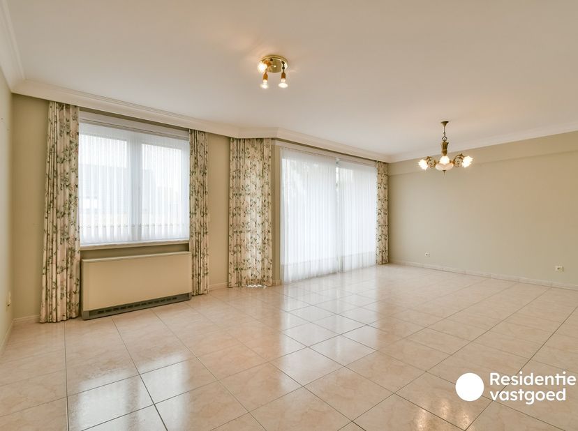 Welkom in de Oostendestraat 135/3, een instapklaar appartement gelegen op de tweede verdieping (met lift) in het centrum van Torhout. In de nabije omg