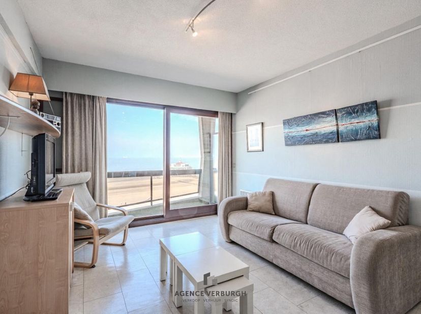 Dit appartement op de achtste verdieping van een verzorgde residentie combineert comfort, licht en een prachtig zeezicht. De ruime leefruimte heeft to