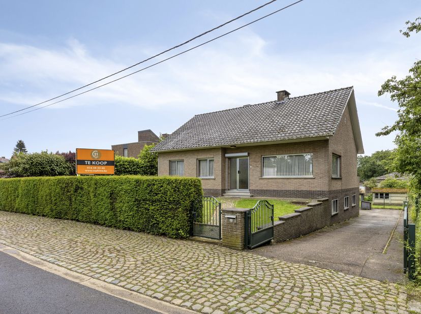 In de groene en rustige gegeerde Haterbeekstraat, net buiten het centrum van Aarschot, vind je deze deels te renoveren woning met potentieel. De liggi