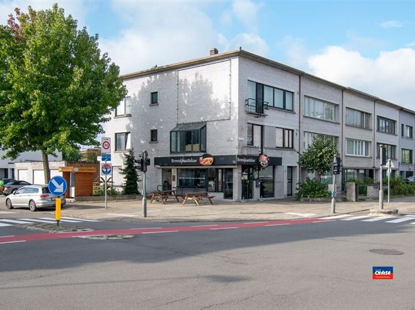 MERKSEM - PROPRIETE COMMERCIALE AVEC APPARTEMENT ET GARAGE BOX SUR UNE SURFACE TOTALE DE 424m²<br />
Rez-de-chaussée : grande surface commerciale (act