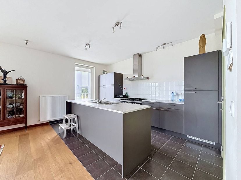 Op een gunstige locatie aan de Buurtspoorweglei in Borgerhout bevindt zich dit verzorgd appartement met twee slaapkamers. Dankzij de praktische indeli