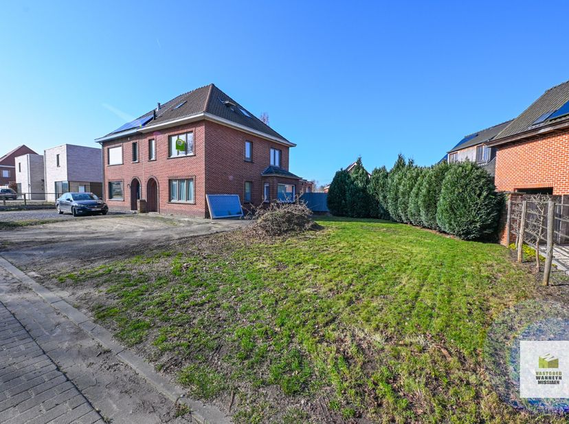Verder te renoveren woning met 4 slaapkamers en bijgebouw op 991m2 gelegen tussen Beernem en Knesselare. Slechts op 5 minuten van het station en de E4