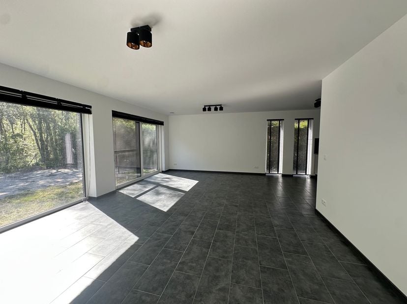 Instapklare BEN-woning met zonnepanelen + batterij, 3 slaapkamers en tuin op een toplocatie met zicht op natuur en bos!<br />
Ligging<br />
Deze mod