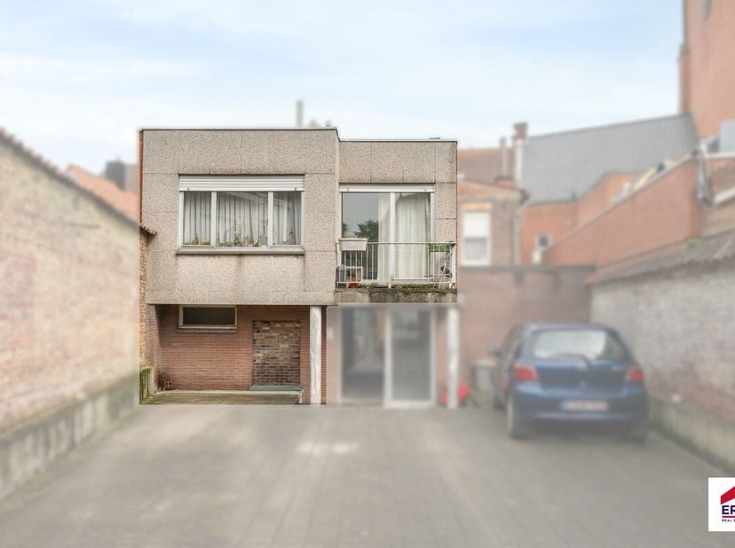 [[ DIT PAND NEEMT DEEL AAN DE ERA OPEN HUIZEN DAG OP 13/6 VAN 16:00 TOT 17:00 ]] Te koop: gezellig appartement in de Kerkstraat, hartje Tielt, op wand