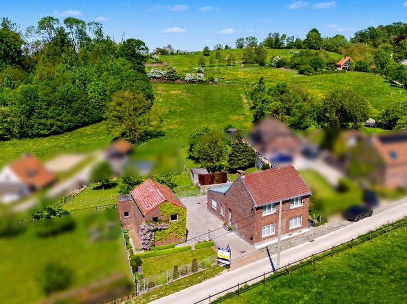 Nieuw te koop te Vollezele, nabij de Congoberg: te moderniseren vrijstaande woning op een perceel van +/- 24 are.<br />
Deze woning geniet van een rus