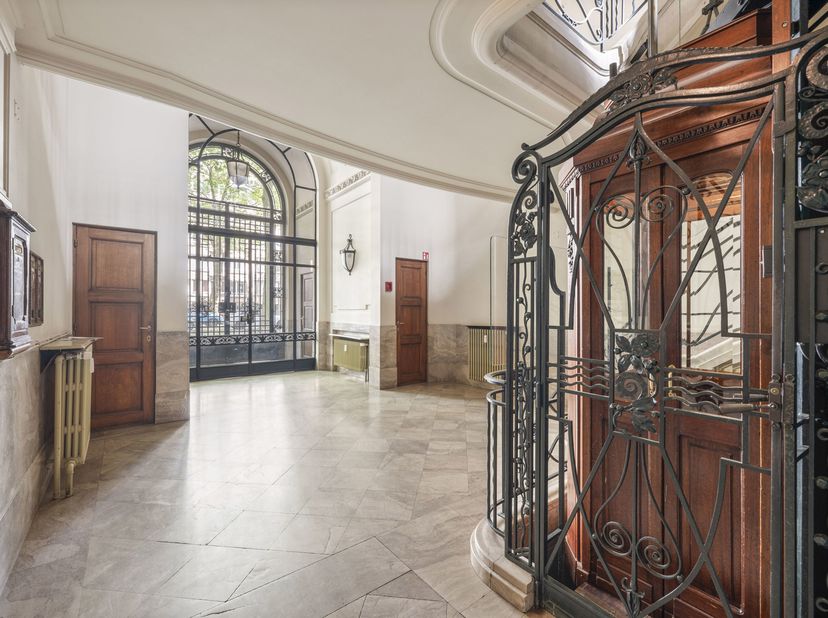 Appartement exclusif dans le c&amp;eacute;l&amp;egrave;bre quartier du parc de la ville<br />
Le b&amp;acirc;timent historique se d&amp;eacute;marque imm&amp;eacute;diate