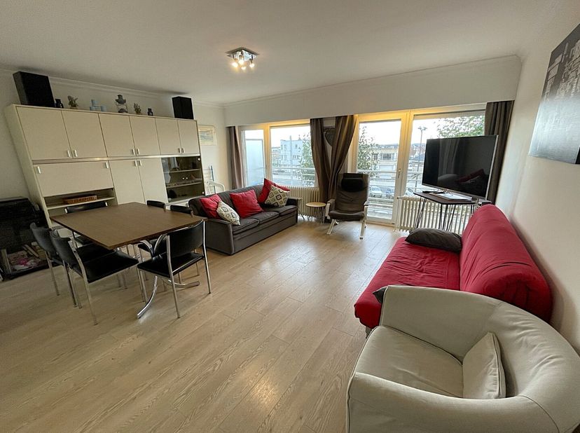 Dit charmante appartement in Wenduine biedt de ideale combinatie van comfort en een ongeëvenaarde ligging aan de kust. Met een bewoonbare oppervlakte