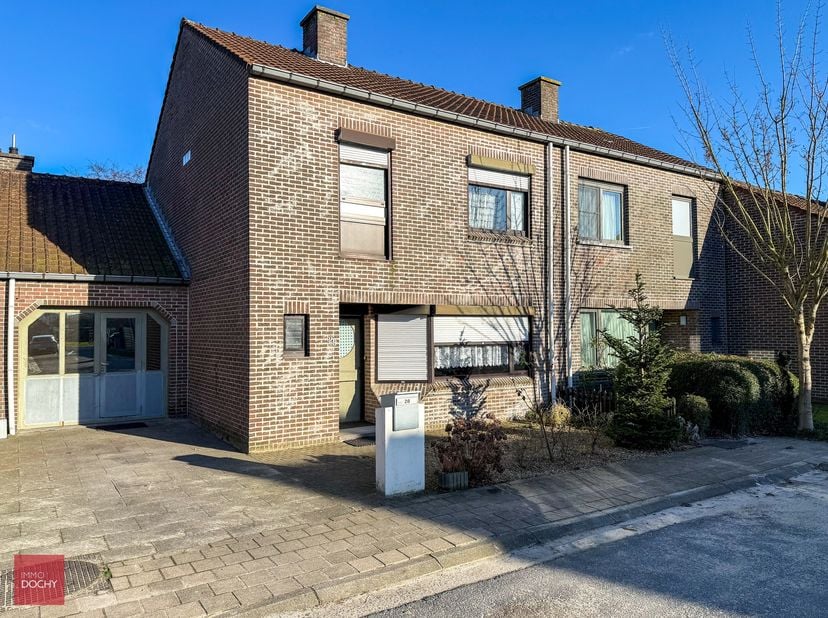 Gezellige woning bestaande uit een inkomhall, living (inbouwcassette), keuken, wasplaats, 3 slaapkamers, badkamer, garage en tuin