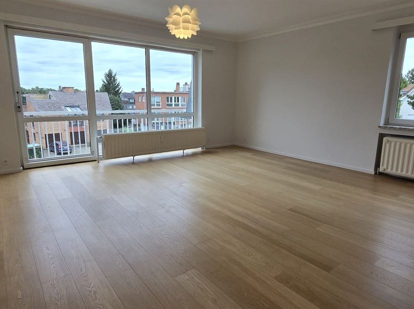 Karainem  à la limite de Woluwe Saint Pierre  Quartier Dumont /Baron Hamoir. Dans un petit immeuble, bel appartement 3 belles chambres de 105m² compos