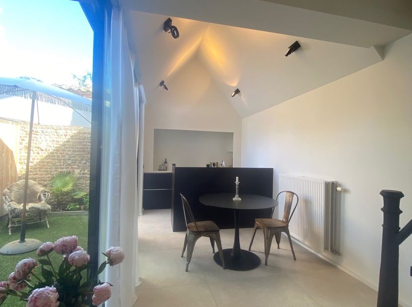 VANAF PRIJS 315 000 €.<br />
<br />
INSTAPKLARE , volledig met smaak gerenoveerde woning, mooie materialen en kleurcombinaties  .Centraal gelegen op h
