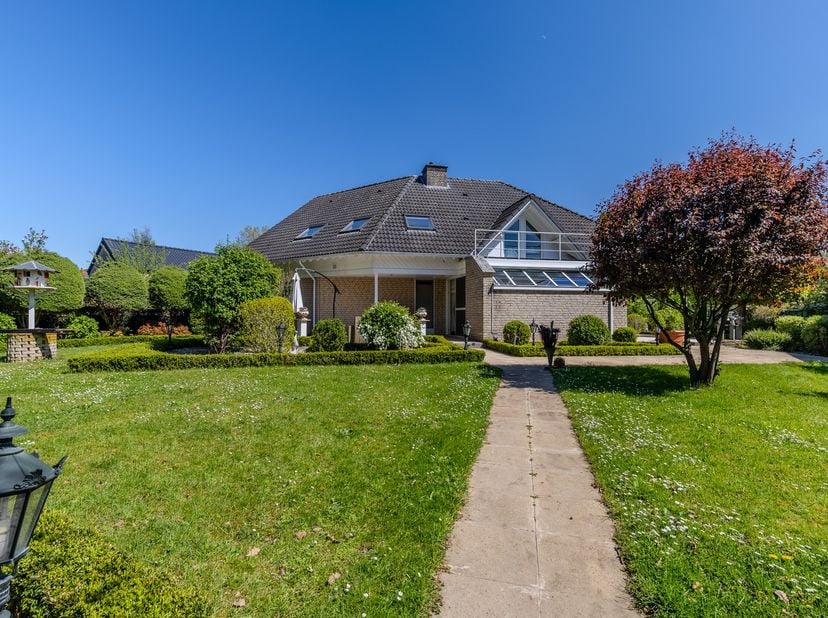 Op een mooi perceel van 1548 m² vinden we deze vrijstaande woning terug, gebouwd in 1991 en volledig instapklaar. Met een bewoonbare oppervlakte van m