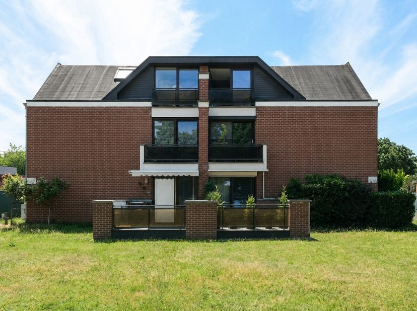 Te koop: instapklaar twee slaapkamerappartement met balkon, garagebox en autostaanplaats, rustig gelegen in een groene omgeving te Genk.Dit verzorgd a