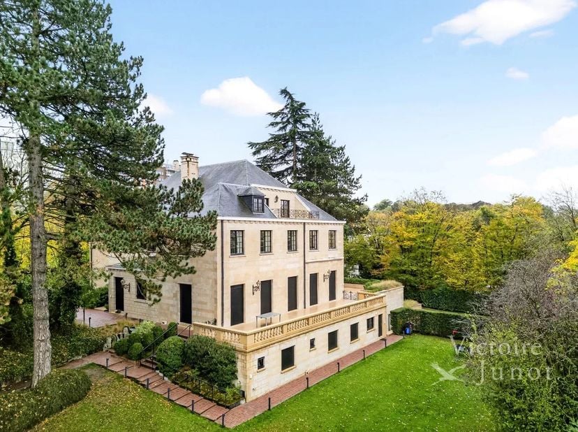 Bos aan de rand van een park, in het hart van Brussel, presenteert Victoire Junot u deze prestigieuze en elegante woning in Franse steen gelegen op ee