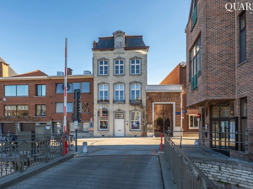 Au cœur de Malines, au bord de la Dyle, derrière la façade attrayante d'un élégant bâtiment patrimonial, avec vue sur le fleuve, le Kraanbrug et les m