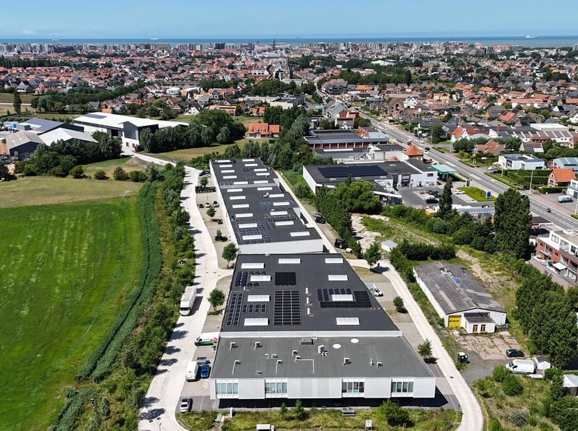 Deze instapklare kantoorruimte van +/- 177 m² is gelegen op de bedrijvensite Tintersweghe in Blankenberge, een gevestigde bedrijvenzone waar tal van o