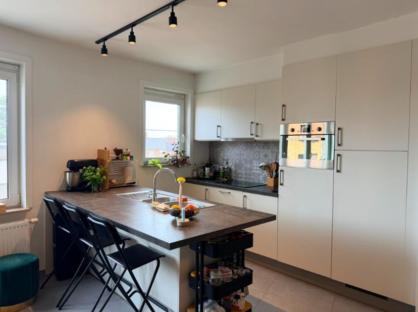 Dit appartement is beschikbaar vanaf 1 november 2026!&amp;nbsp;<br />
Vaste kosten: € 20,00 per maand&amp;nbsp;<br />
Ondergrondse autostaanplaats (optioneel)