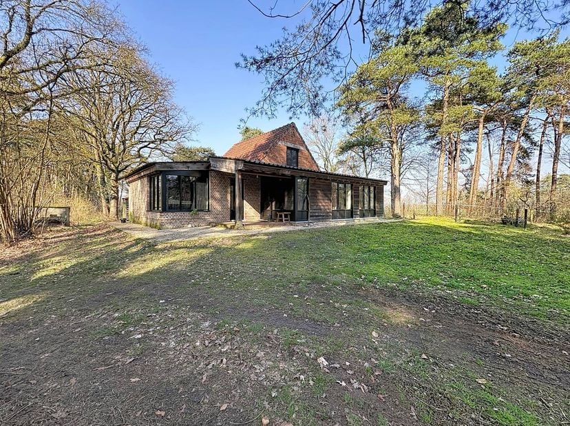 Maison de caractère rénovée, avec écurie séparée pour les chevaux, garage et prairies.<br />
<br />
La charmante maison, équipée d'une pompe à chaleur