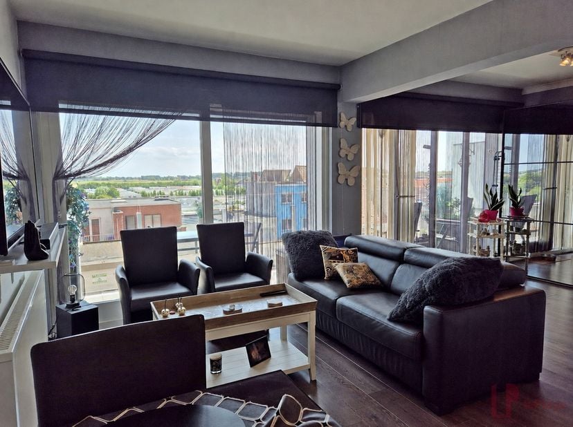 De stijlvolle gerenoveerde moderne studio omvat&amp;nbsp; 1 slaapkamer en is gelegen op de 2e verdieping , op max. 200m van het strand en alle handelszake