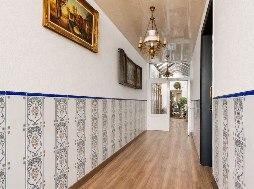 Maison unique et spacieuse de caractère, entièrement rénovée à partir d'une ancienne imprimerie, avec 5 chambres, 3 salles de bains et un appartement