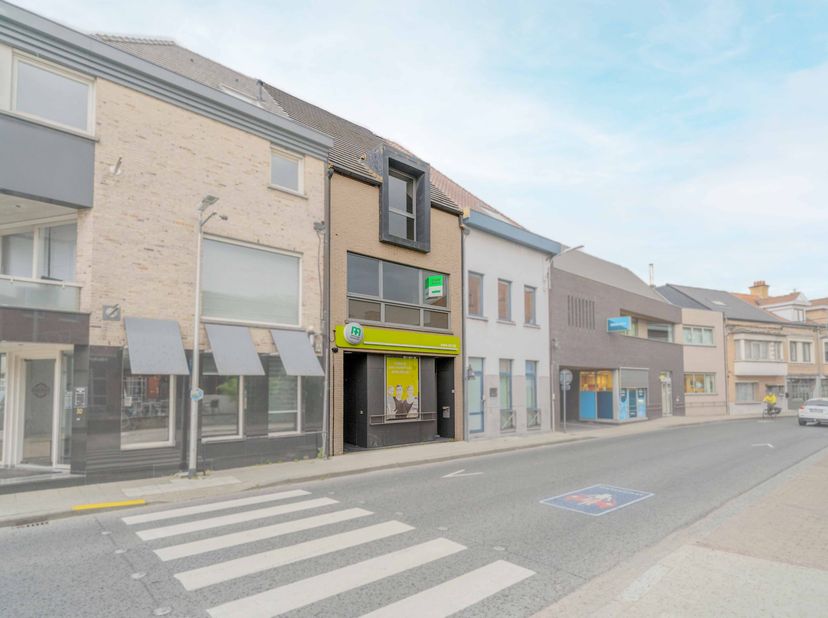 In het bruisende centrum van Wevelgem bevindt zich dit veelzijdige handelspand met een ruim duplex appartement, ideaal voor wie wonen en werken wil co