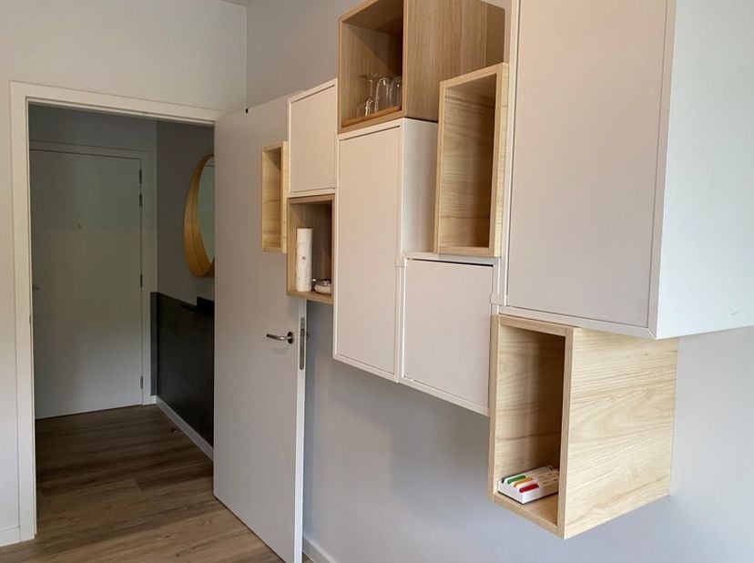 De studentenkamer in Campus Eilandje is volledig bemeubeld en geniet van een hoge, luxueuze afwerkingsgraad. Ze zijn uitgerust met een eigen badkamer.