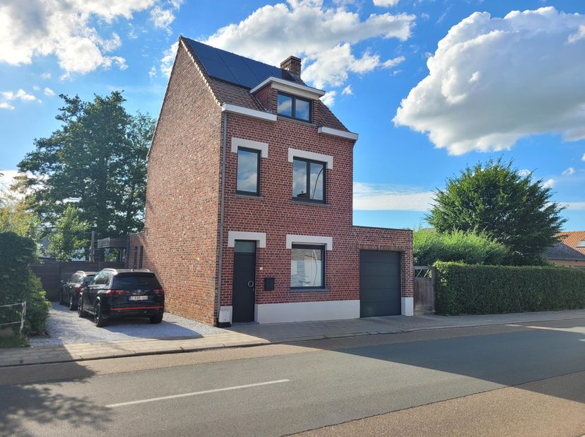 Bent u op zoek naar een instapklare gezinswoning met ruimte, privacy en een uitstekende ligging? Dan is deze alleenstaande woning op een royaal percee
