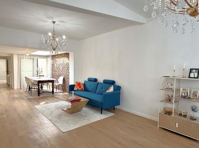 Ontdek deze volledig gerenoveerde, instapklare woning op wandelafstand van winkels, het centrum en het station. De woning beschikt over een inkomhal,