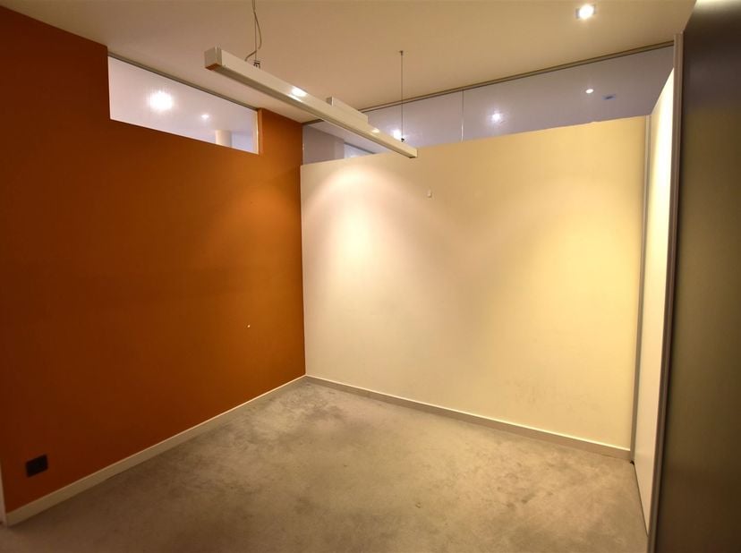 handelspand in het centrum van Lebbeke. Deze eigentijdse praktijk-/kantoorruimte, gelegen op het gelijkvloers met een oppervlakte van 66 m², biedt de