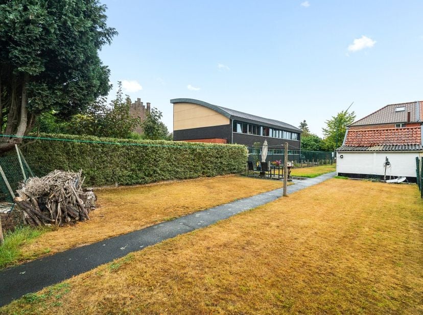 Woning met veel potentieel op een mooi perceel aan de rand van Eeklo Op een leuke en rustige locatie aan de rand van Eeklo vinden we deze halfopen beb