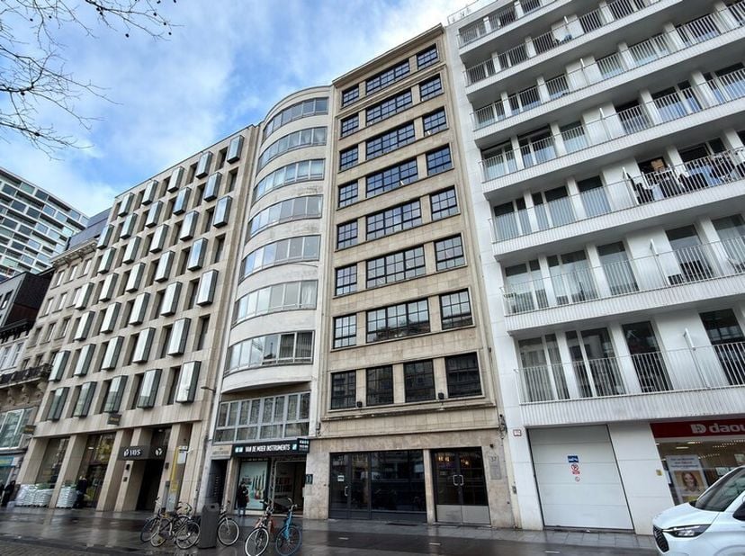 Cherchez-vous un bureau ou un espace de pratique prêt à l'emploi dans un emplacement de premier choix à Anvers ? Découvrez ce bureau au rez-de-chaussé